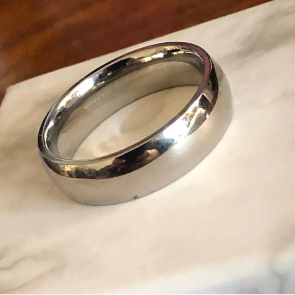 Men’s 6mm polished Titanium comfort band wedding ring NIB 12